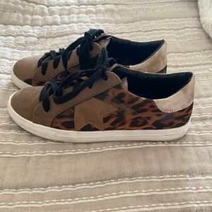 Leopard tennis shoe